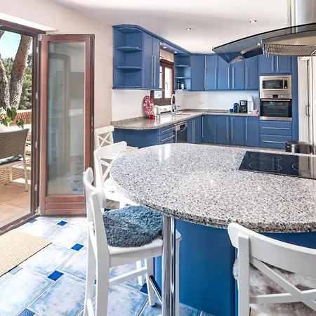 Exclusive 6 Bedroom Modern Chic With A Private Pool And Amazing Ocean View *